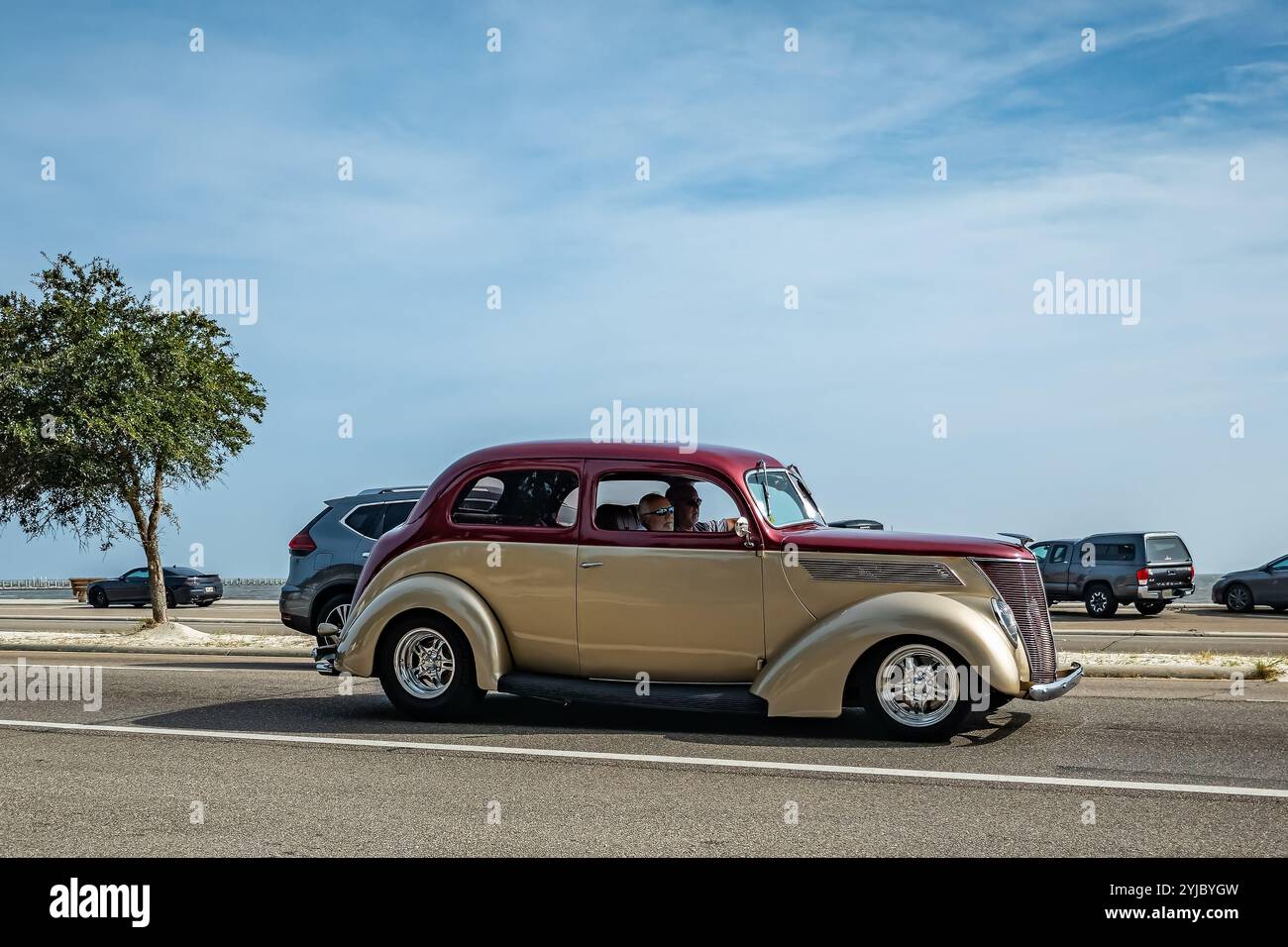 Gulfport, MS - 04 octobre 2023 : vue latérale grand angle d'une berline Ford modèle 78 Tudor 1937 à un salon automobile local. Banque D'Images