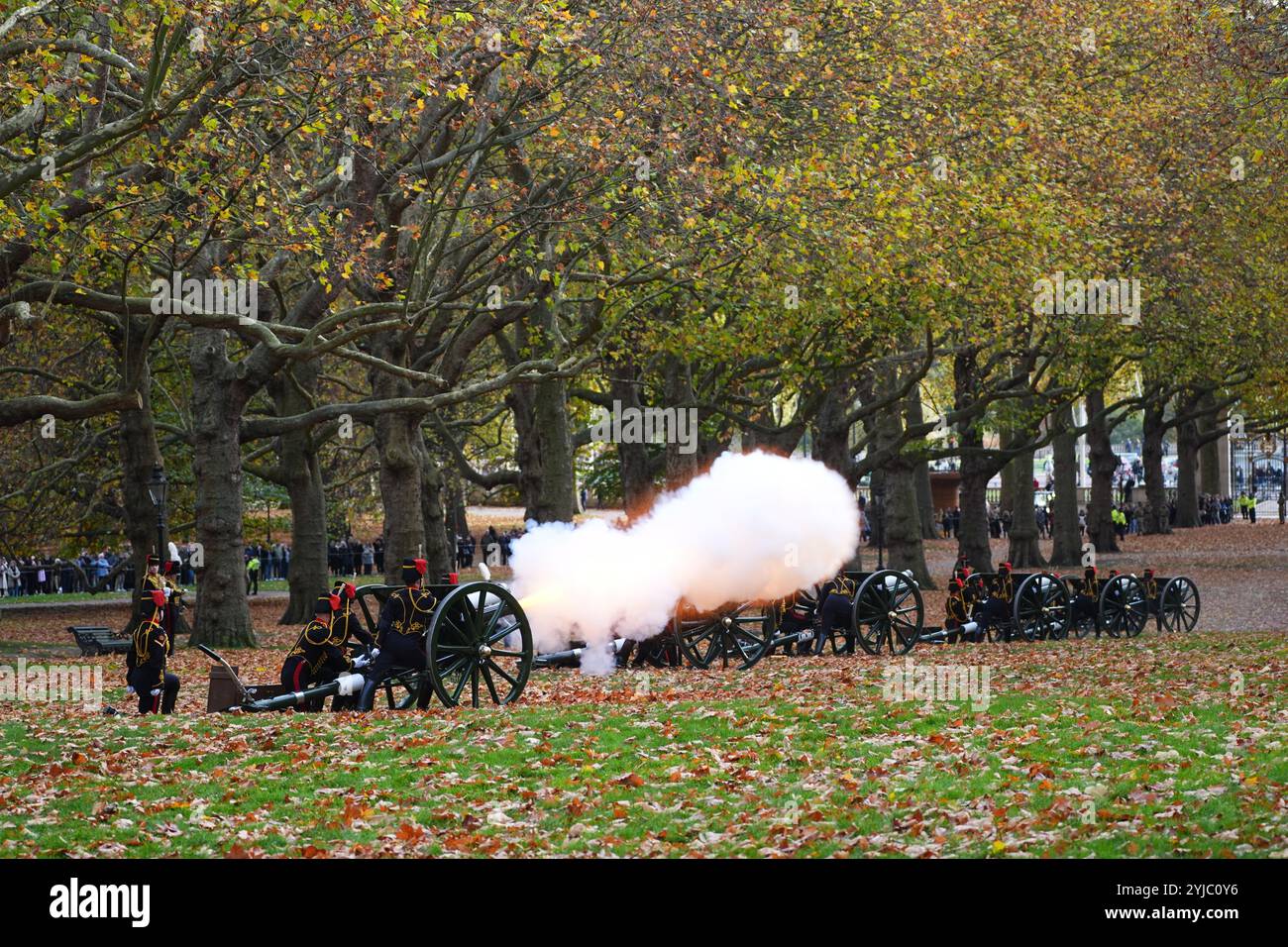 La troupe du roi Royal Horse Artillery tire un salut de 41 canons à Green Park, au centre de Londres, pour marquer le 76e anniversaire du roi Charles III date de la photo : jeudi 14 novembre 2024. Banque D'Images