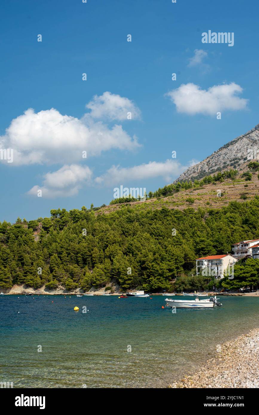 Plages ensoleillées de Stanići, Croatie, avec des eaux Azur limpides et des rives sablonneuses, capturant la beauté côtière parfaite. Banque D'Images