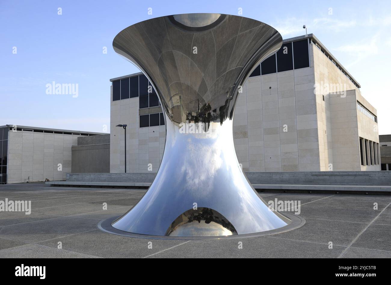 Israël. Jérusalem. Tourner le monde à l'envers, 2010, par Anish Kapoor (b.1954). Crown Plaza. Musée d'Israël. Banque D'Images