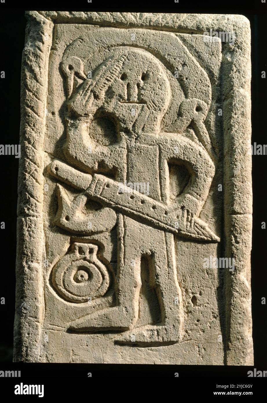 Monument funéraire en pierre franc VIIème siècle montrant figure de guerrier tenant la lance. Musée : Rheinishches Landesmuseum, BONN, ALLEMAGNE. Banque D'Images
