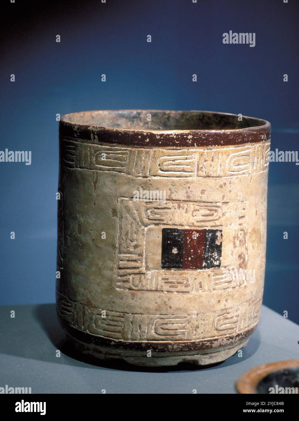 Vase cylindrique en terre cuite peint maya, sculpté et peint, bol avec vase cylindrique en terre cuite à motifs polychromes, sculpté et peint, hauteur 18,2cm, largeur 16cm. De Comayagua, Tenampua (Honduras). Civilisation maya, période classique récente vers 700. Musée : Instituto Tegucigalpa, Tegucigalpa, HONDURAS. Banque D'Images