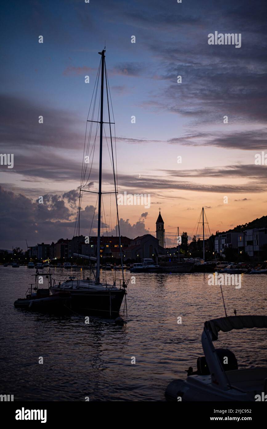 Ciel nocturne sur la mer avec des yachts amarrés, surplombant la ville d'omis, Croatie. Banque D'Images
