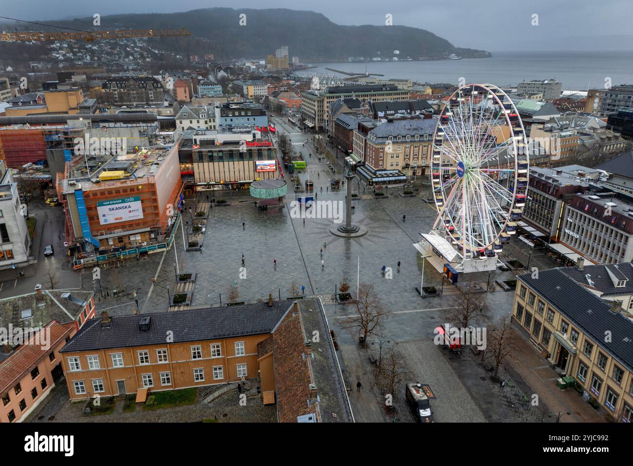 Trondheim 20241113. Image drone du centre-ville de Trondheim avec le monument Olav Tryggvason, la place Trondheim et la grande roue. Photo : Gorm Kallestad / NTB Banque D'Images