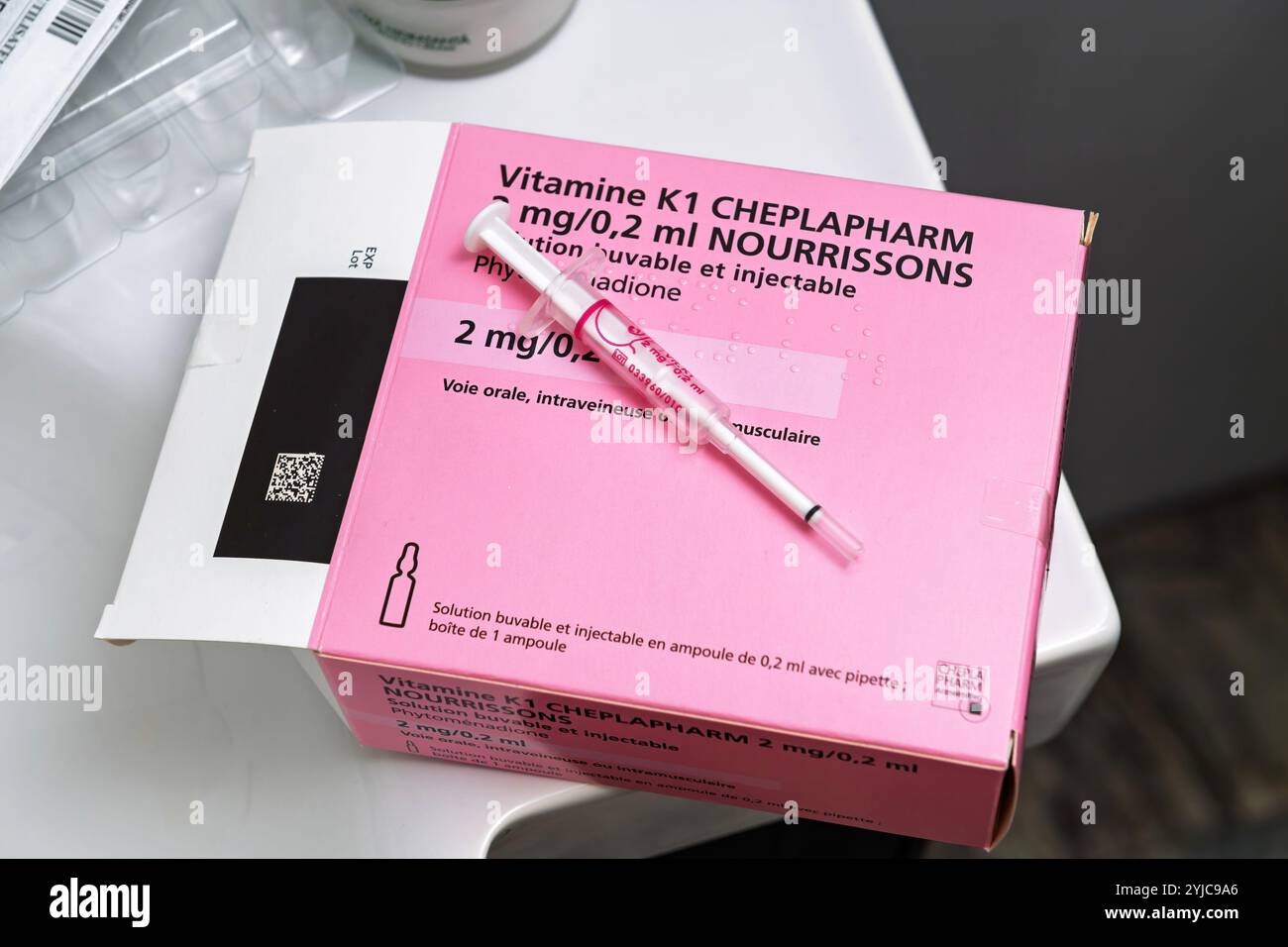 Paris, France - 2 décembre 2020 : boîte de Cheplapharm vitamine K1 pour nourrissons avec une seringue préremplie, placée sur un comptoir blanc dans un environnement médical ou domestique. Banque D'Images