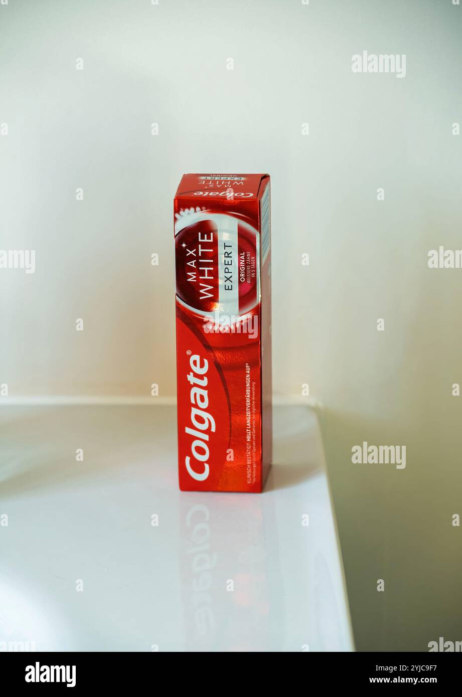 Paris, France - 6 novembre 2020 : boîte de dentifrice Colgate Max White Expert sur un comptoir, mettant l'accent sur les soins dentaires et le blanchiment avec une formule de qualité professionnelle Banque D'Images