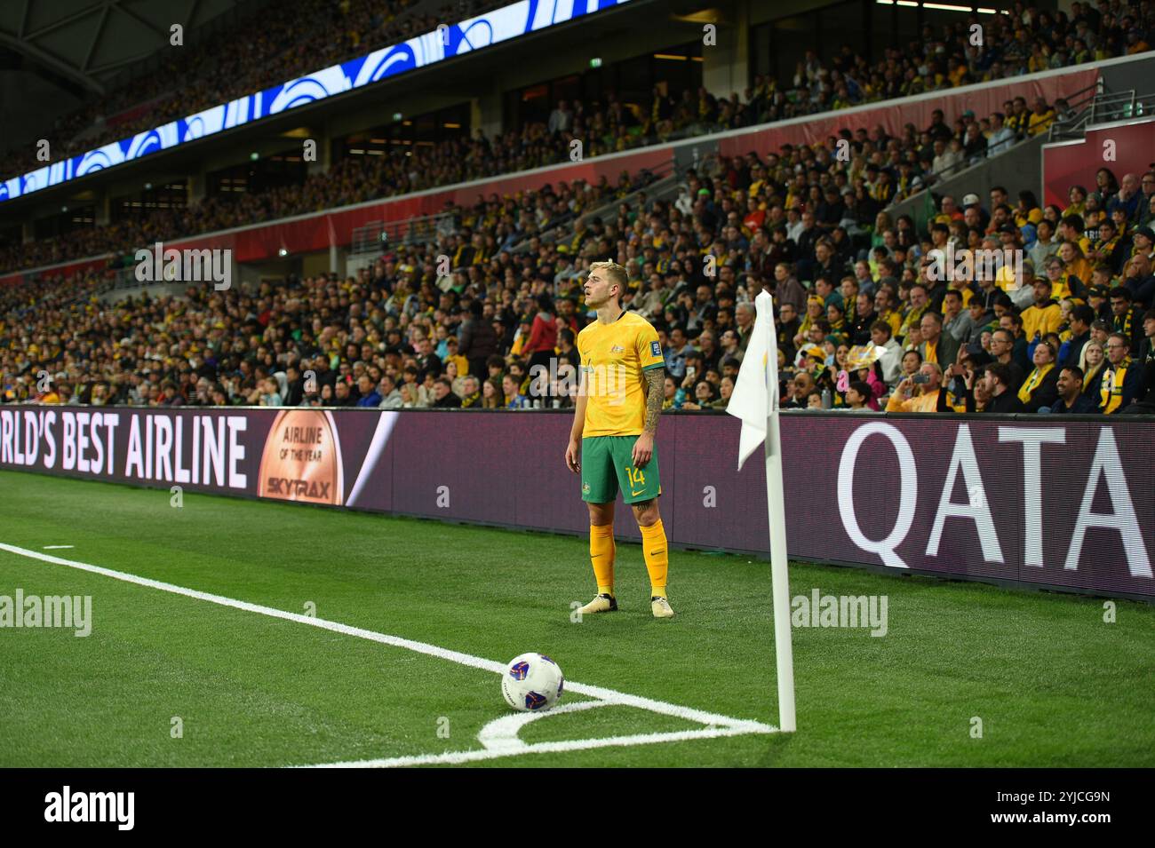 MELBOURNE, AUSTRALIE. 14 novembre 2024. Sur la photo : Riley McGree, australienne qui joue pour Middlesborough en Angleterre, se prépare à prendre un corner lors du 3ème tour des qualifications de la Coupe du monde AFC du Groupe C Australie vs Arabie Saoudite au stade rectangulaire de Melbourne à AAMI Park le 14 novembre 2024. Crédit : Karl Phillipson/Alamy Live News Banque D'Images