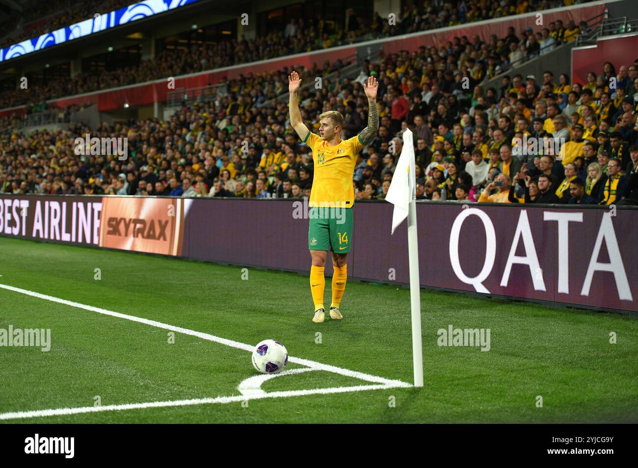 MELBOURNE, AUSTRALIE. 14 novembre 2024. Sur la photo : Riley McGree, australienne qui joue pour Middlesborough en Angleterre, se prépare à prendre un corner lors du 3ème tour des qualifications de la Coupe du monde AFC du Groupe C Australie vs Arabie Saoudite au stade rectangulaire de Melbourne à AAMI Park le 14 novembre 2024. Crédit : Karl Phillipson/Alamy Live News Banque D'Images