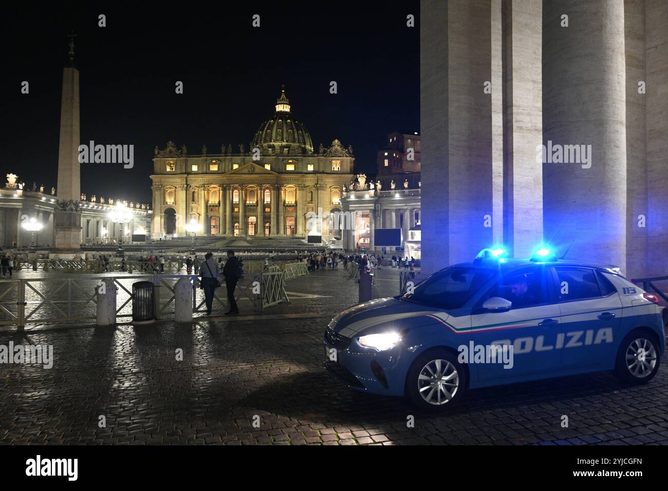 Cité du Vatican - 29 octobre 2024 : une voiture de police près de la basilique Saint-Pierre sur la place Pierre au Vatican la nuit. Banque D'Images
