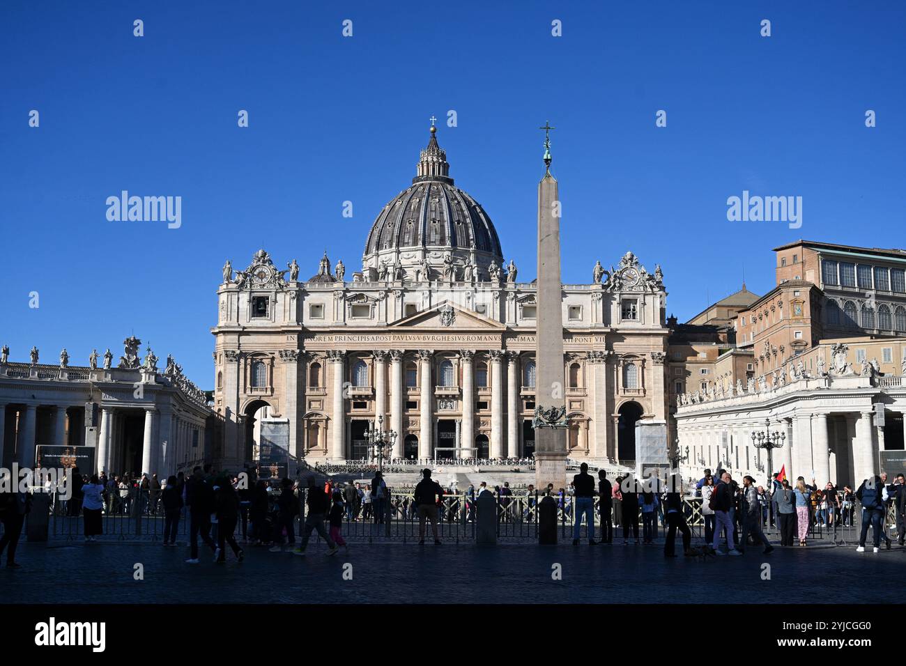 Cité du Vatican - 2 novembre 2024 : la Basilique Saint-Pierre sur la place Pierre au Vatican Banque D'Images