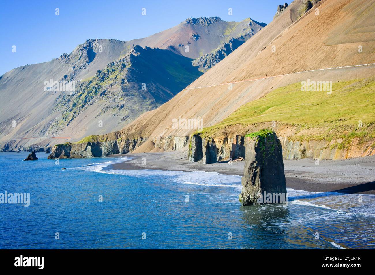 Stapinn Sea Stack à Stapavík sur la côte sud de Álftafj­örður, Islande Banque D'Images