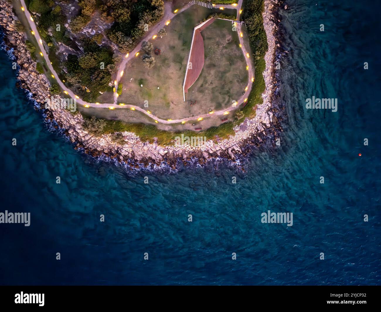 Île avec cabanes et stations balnéaires dans la mer. Vue en angle élevé du haut par drone Banque D'Images