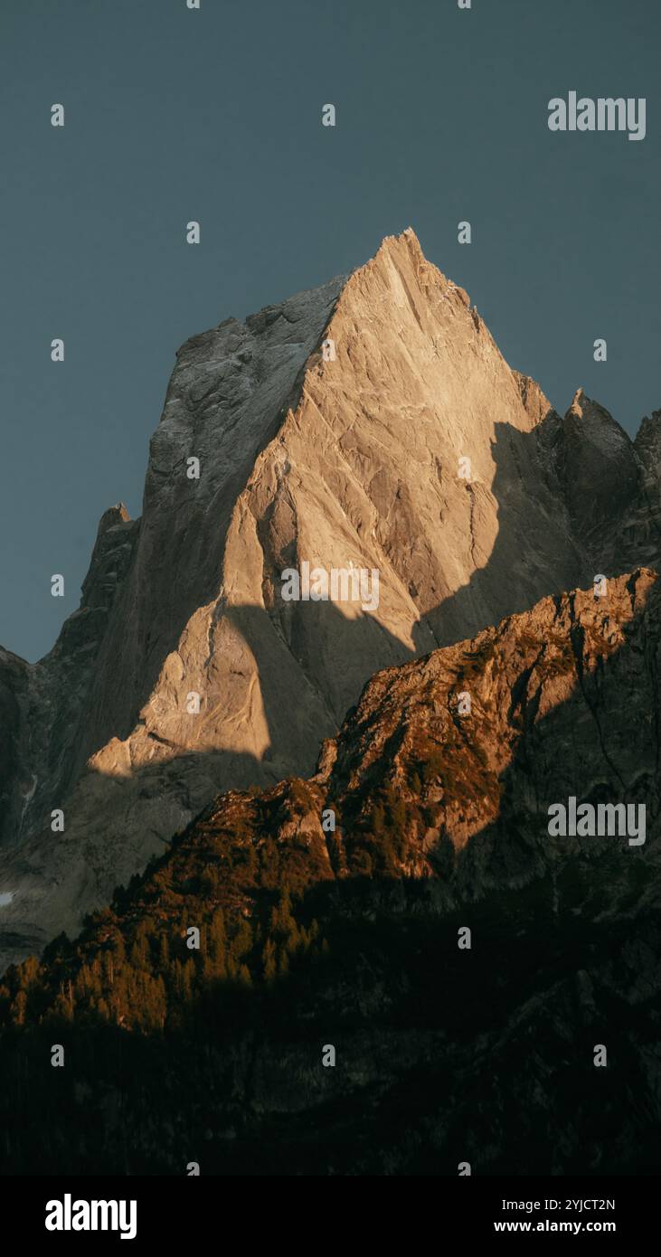 Piz Badile sommet de montagne dans les Alpes suisses dans la lumière dorée du soir au coucher du soleil, Val Bregaglia, province de Sondrio, Suisse Banque D'Images