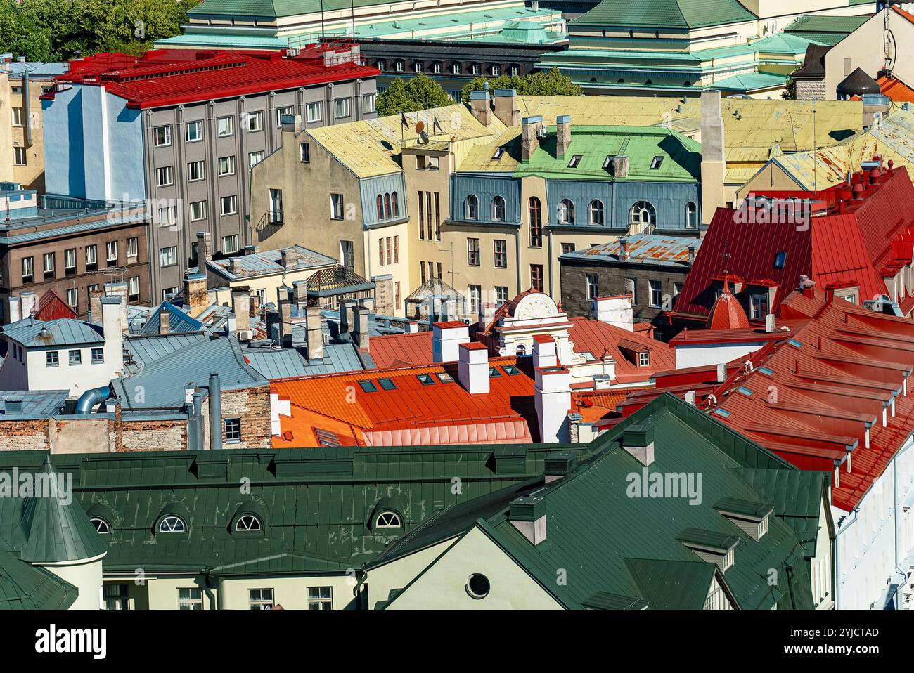 Maisons aux toits rouges et oranges dans le vieux Tallinn. Banque D'Images
