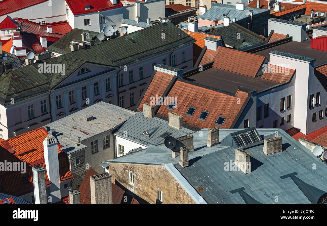 Maisons aux toits rouges et oranges dans le vieux Tallinn. Banque D'Images
