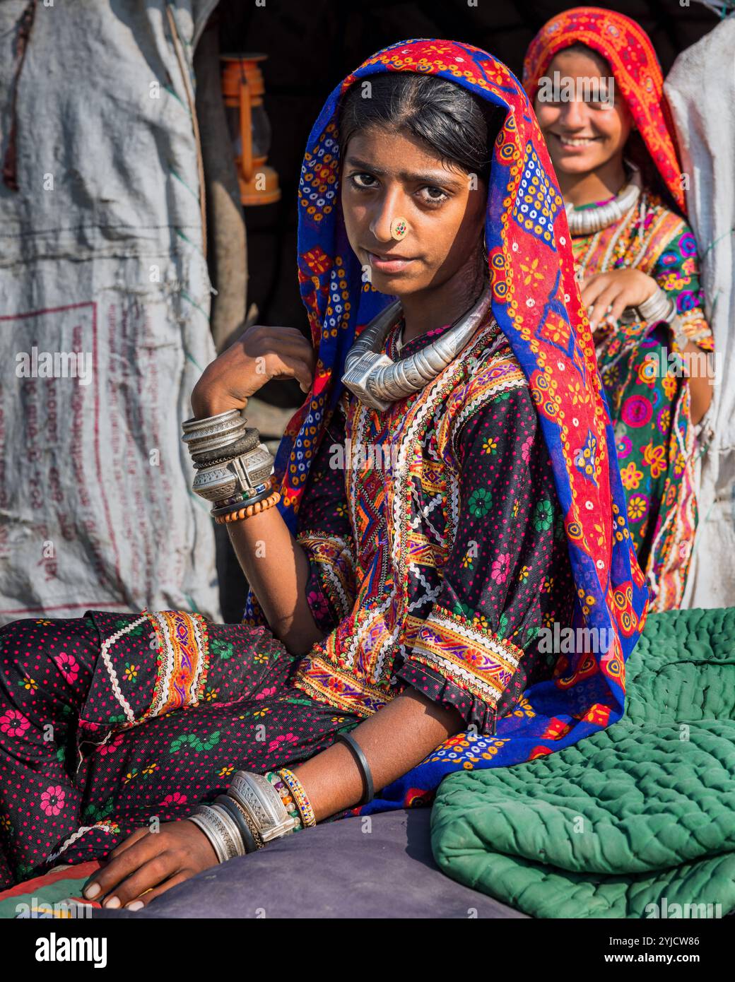 Portrait de deux filles de la communauté tribale, région de Kutch, Gujarat, Inde Banque D'Images