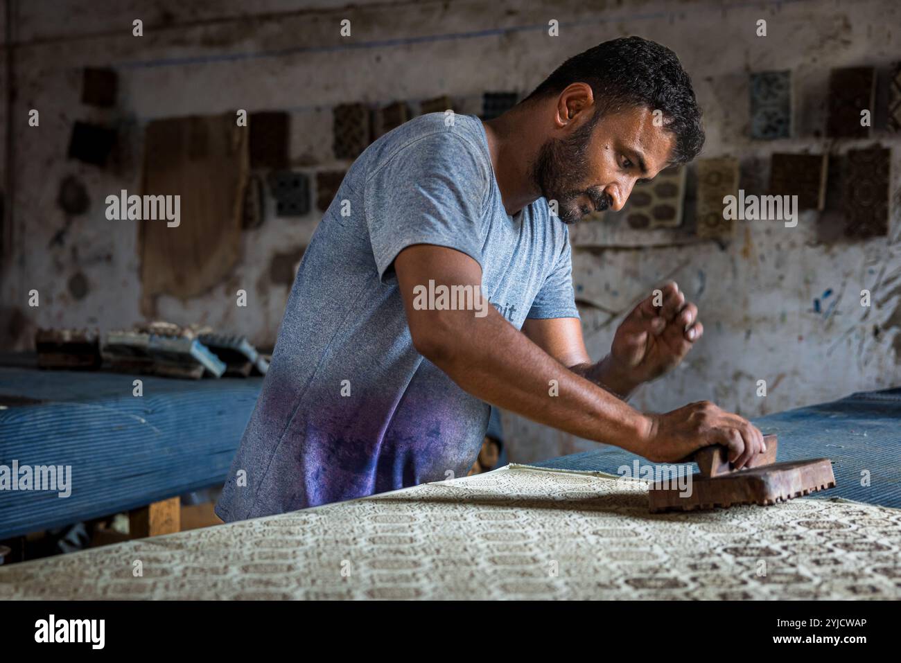Impression de blocs textiles Ajrak dans la région de Bhuj, Gujarat, Inde Banque D'Images