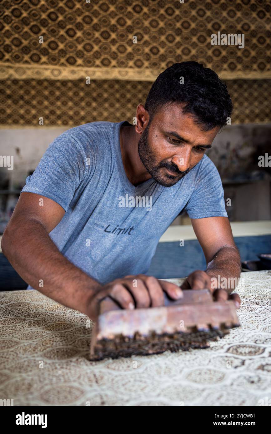 Impression de blocs textiles Ajrak dans la région de Bhuj, Gujarat, Inde Banque D'Images