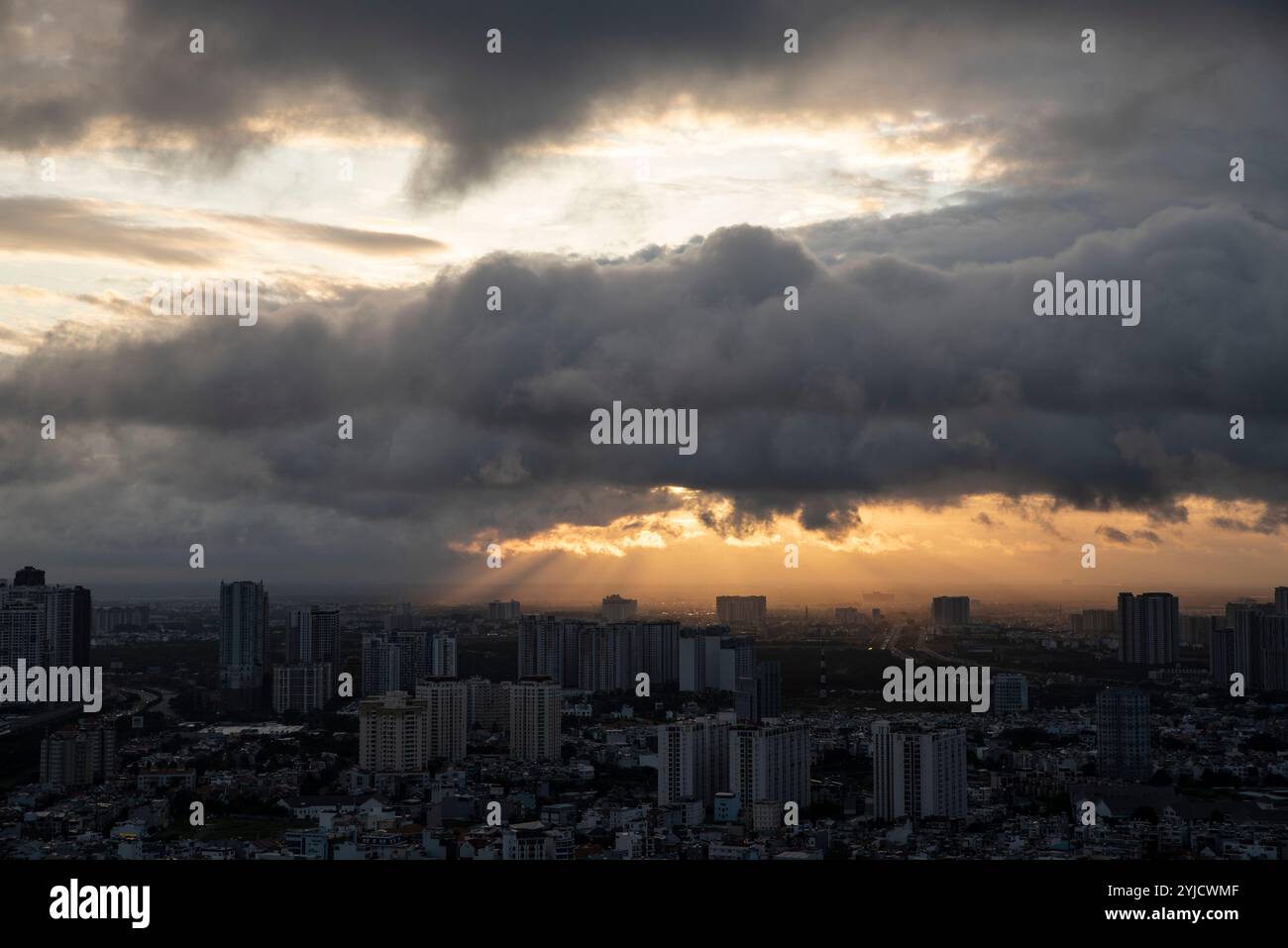 Lever du soleil par temps nuageux matin Banque D'Images