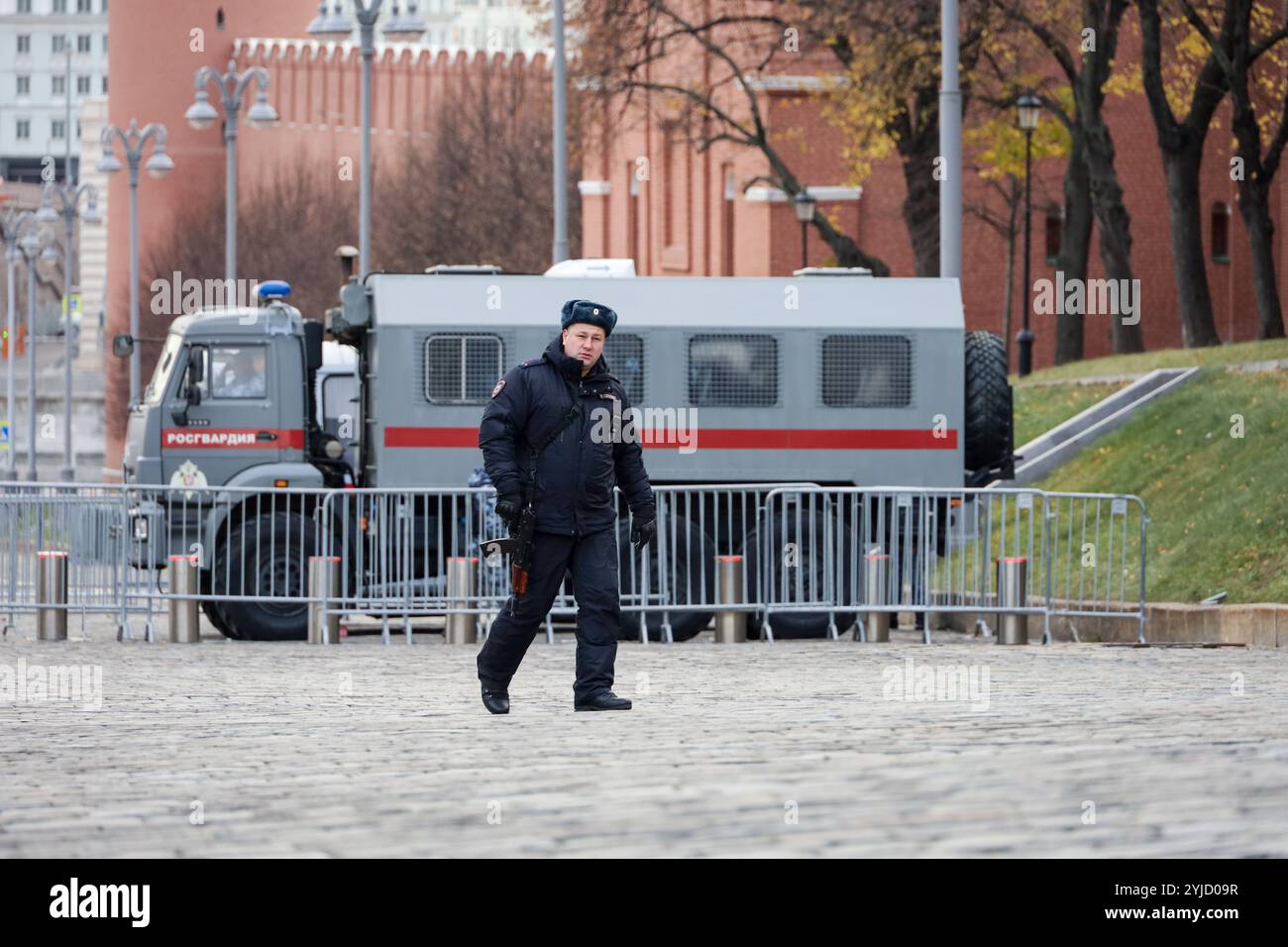 Soldat des forces de police russes avec arme gardant la place Rouge Banque D'Images