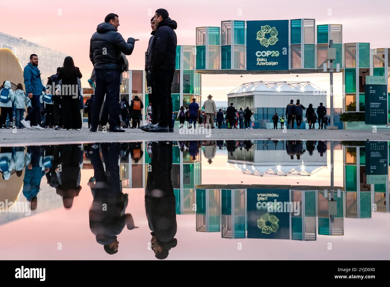 Bakou, Azerbaïdjan, 14 novembre 2024. Les participants marchent et réseautent devant l'entrée principale pendant la COP29 de la Conférence des Nations Unies sur les changements climatiques, un événement organisé par la CCNUCC au stade olympique de Bakou. La COP29, qui se déroulera à partir de novembre 11-22, se concentre sur les marchés du carbone et le financement de la durabilité et de l’atténuation. Crédit : Dominika Zarzycka/Alamy Live News. Banque D'Images