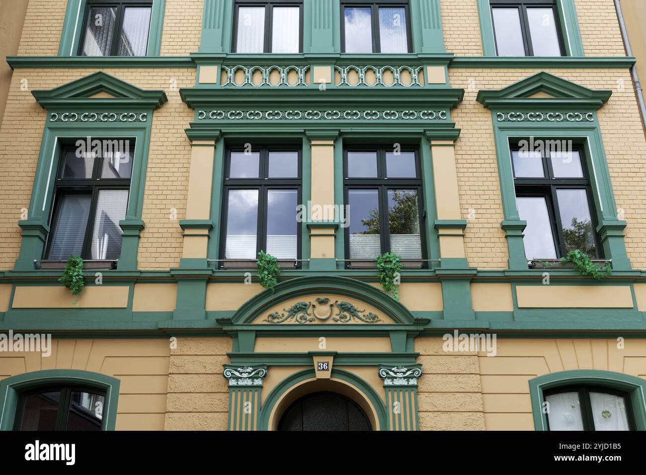 Immeuble résidentiel rénové dans le style wilhelminien, façade décorative, immeuble ancien, quartier Bilk, Duesseldorf, Rhénanie-du-Nord-Westphalie, G. Banque D'Images