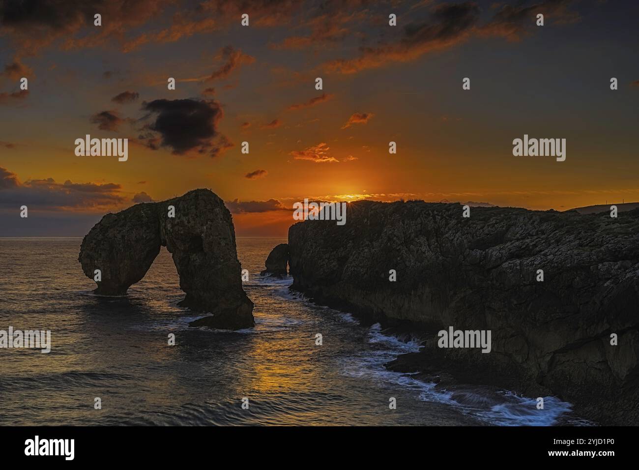 Lever de soleil impressionnant sur la plage de Castro de las Gaviotas, Huelga-Asturias, Espagne, Europe Banque D'Images