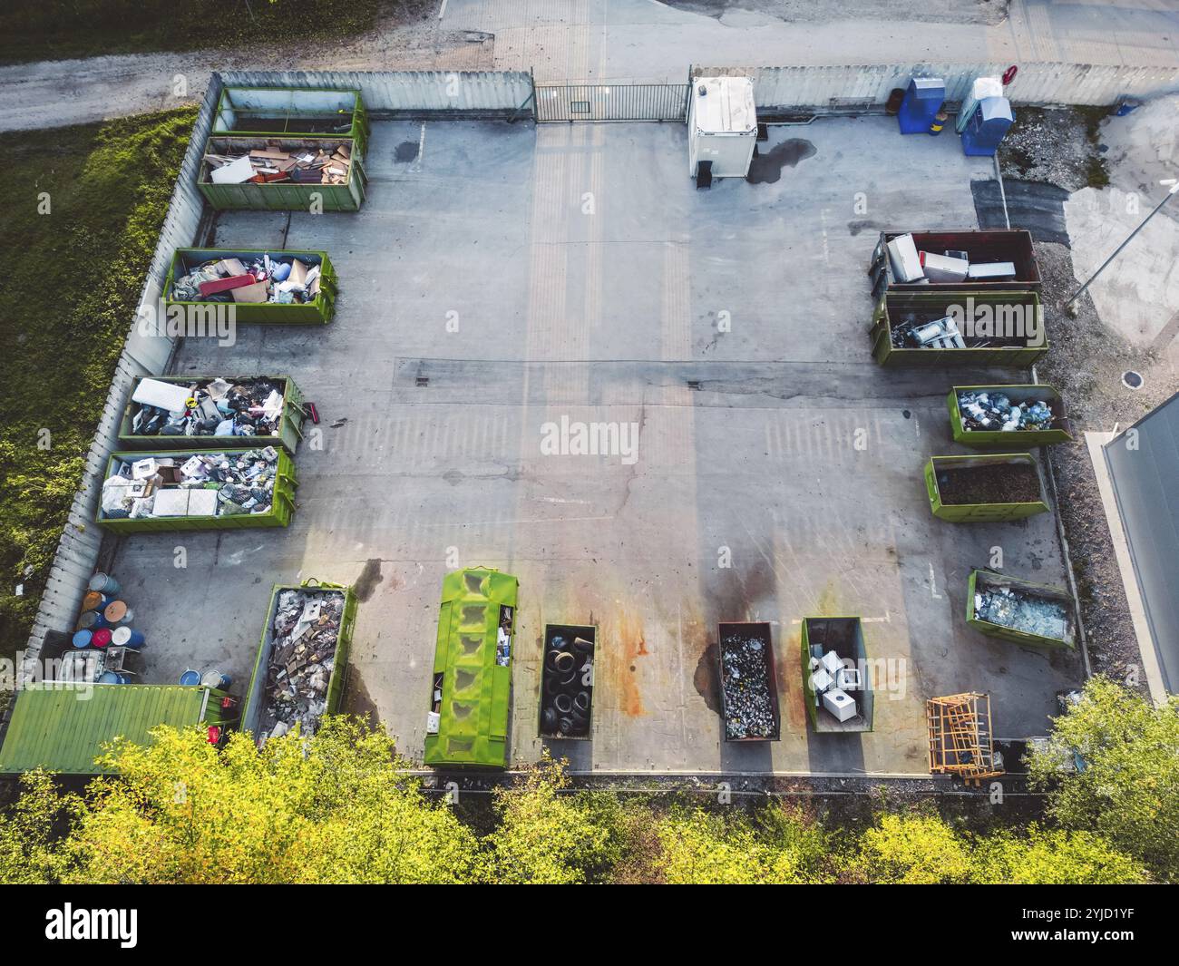 Vue aérienne d'une usine, entrepôt en banlieue. Banque D'Images