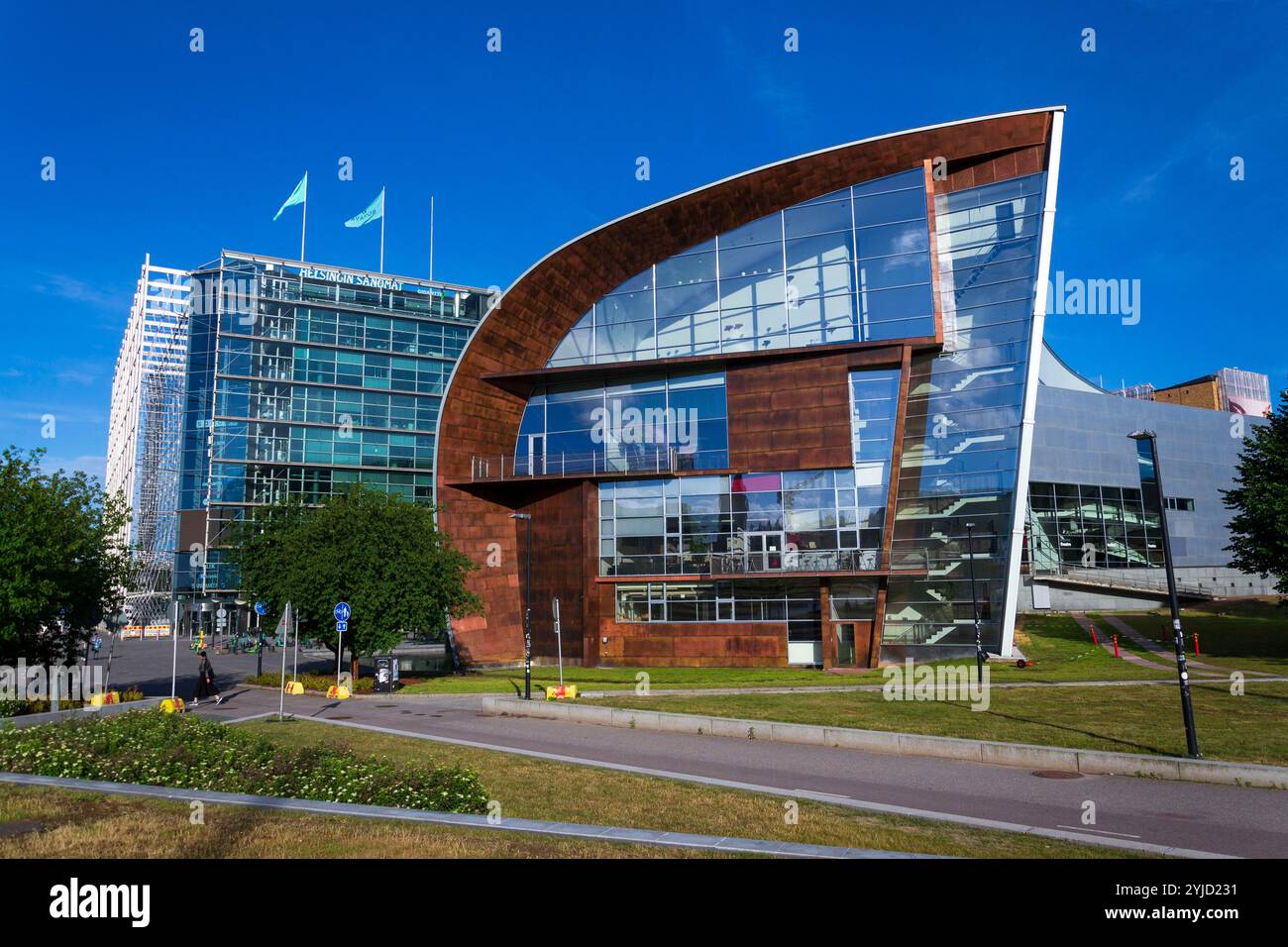 Les gens marchent devant le Musée d'art contemporain Kiasma, qui fait partie de la Galerie nationale finlandaise le 7 juillet 2024 à Helsinki, Finlande. Banque D'Images