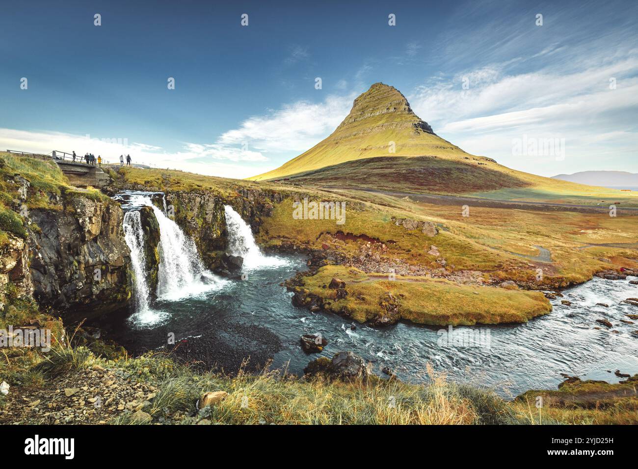 Vue de paysage de Kirkjufellsfoss dans la journée, ciel bleu et beaux nuages. La cascade est célèbre et un lieu touristique populaire en Islande. Banque D'Images