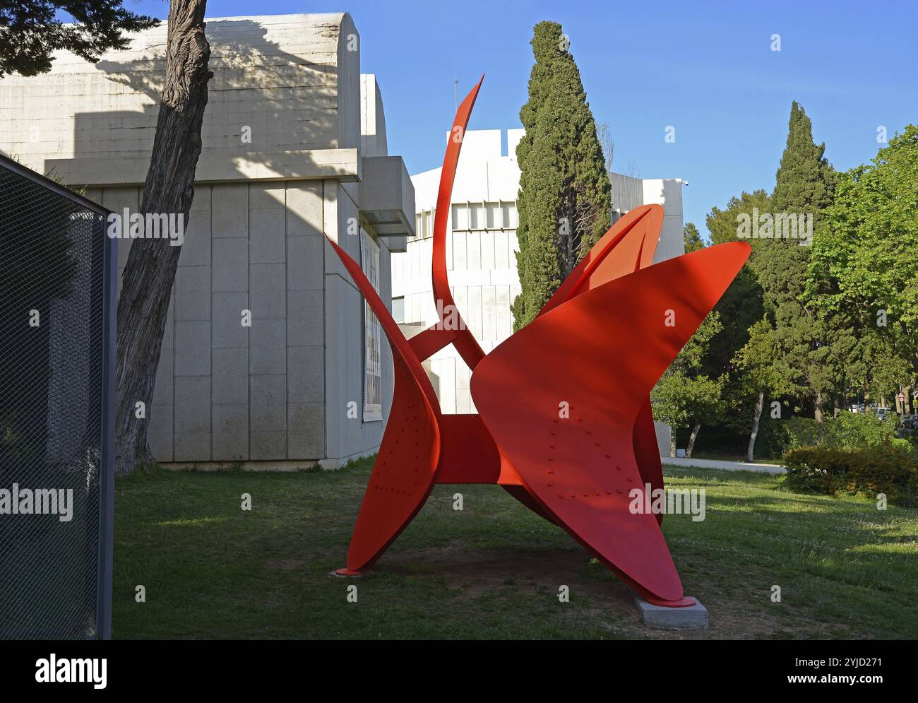 4 ailes, sculpture de A. Calder devant le bâtiment Banque D'Images