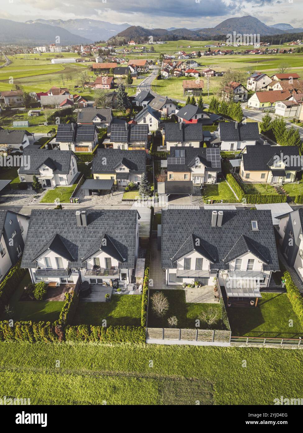 Vue par drone, prise de vue aérienne de maisons neuves dans la banlieue de Slovénie, quelque part à la campagne, en Europe. Nouvelles maisons modernes, maisons familiales Banque D'Images