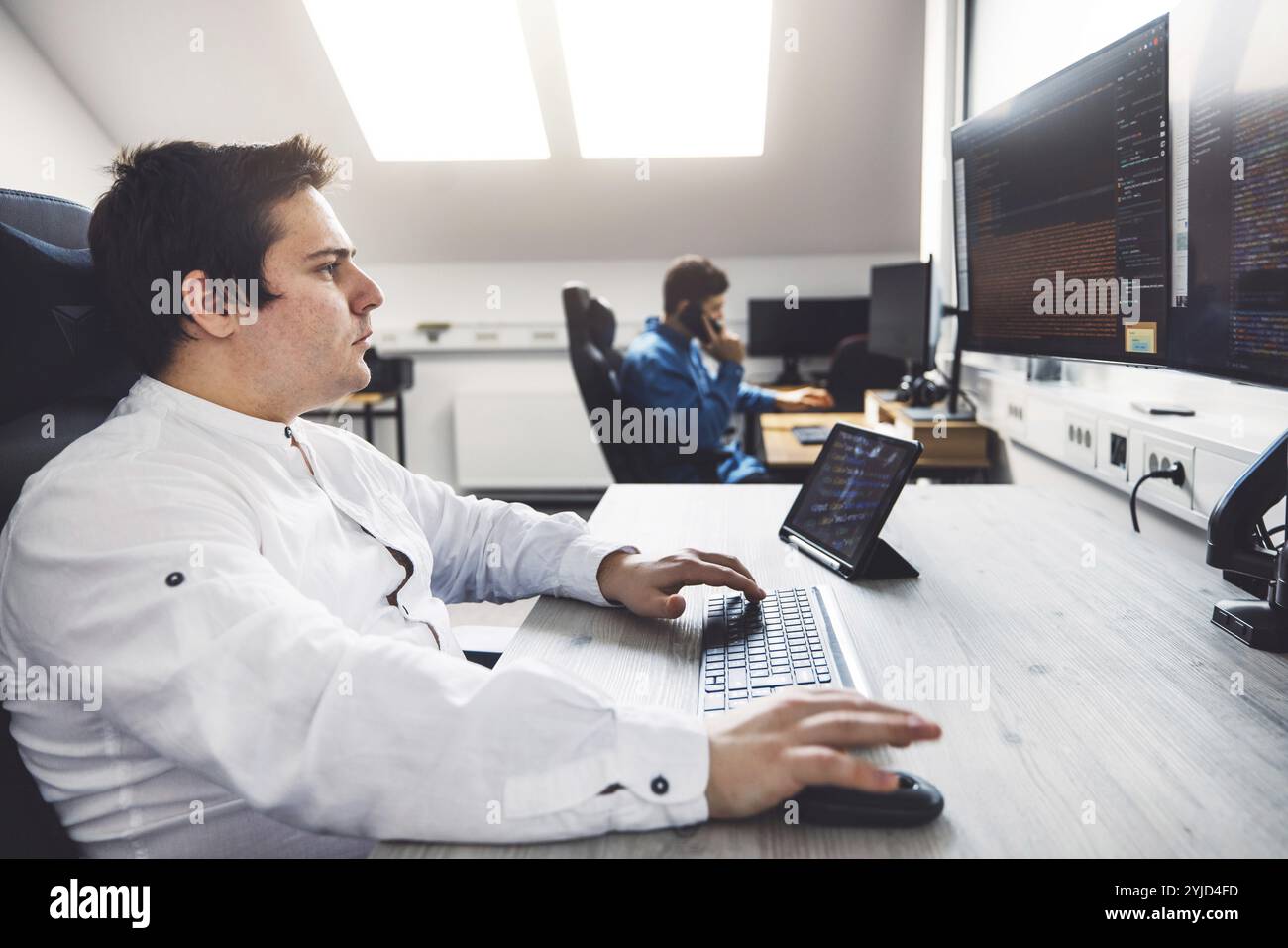 Programmeur INFORMATIQUE travaillant sur un ordinateur de bureau. Spécialiste masculin création ingénieur logiciel innovant développement App, programme, jeu vidéo. Terminal avec Co Banque D'Images