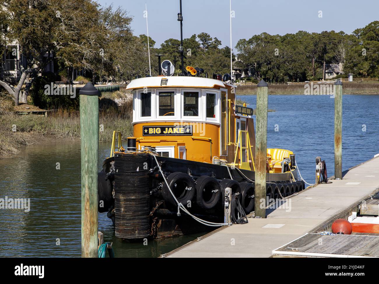 Hilton Head, Caroline du Sud, États-Unis - 21 février 2023 : un remorqueur dynamique nommé Big Jake est amarré au port, entouré d'eau calme et de verdure. Banque D'Images