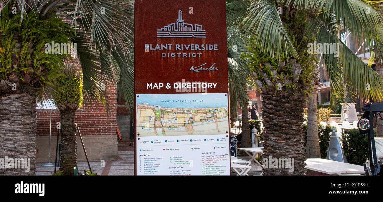 Savannaha, Géorgie, États-Unis - 210 février 2024 : une grande carte et un panneau d'annuaire se dressent au milieu des palmiers, soulignant les attractions de Plant Riverside Dist Banque D'Images