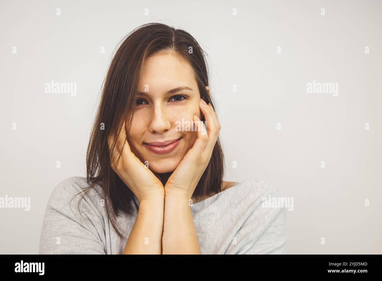 Belle jeune femme nettoyant son visage, se maquillant avec un coton et de l'eau micellaire. Soins de la peau et beauté. Jeune belle femme nettoyant h Banque D'Images