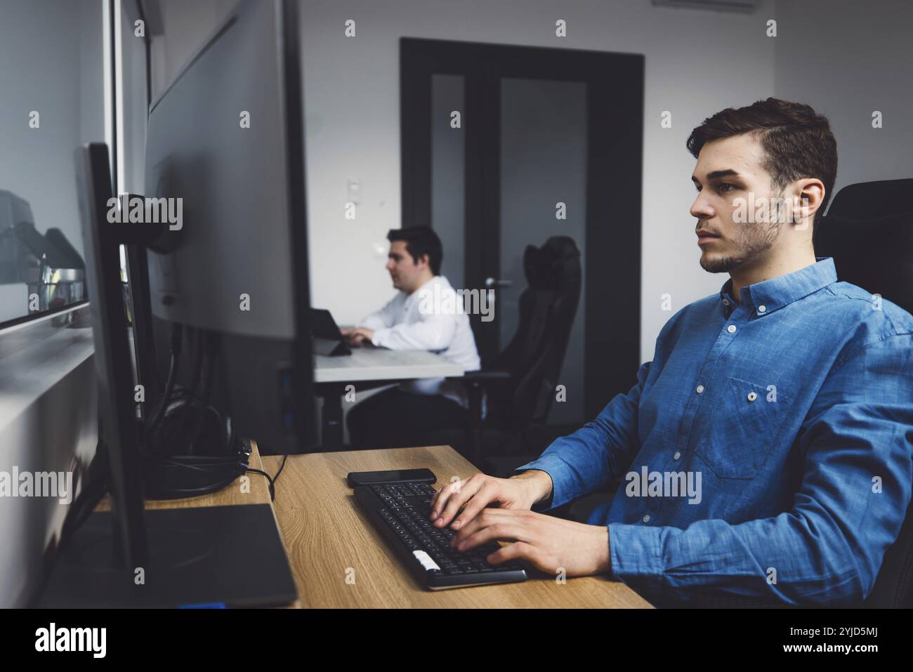 Programmeur INFORMATIQUE travaillant sur un ordinateur de bureau. Spécialiste masculin création ingénieur logiciel innovant développement App, programme, jeu vidéo. Terminal avec Co Banque D'Images