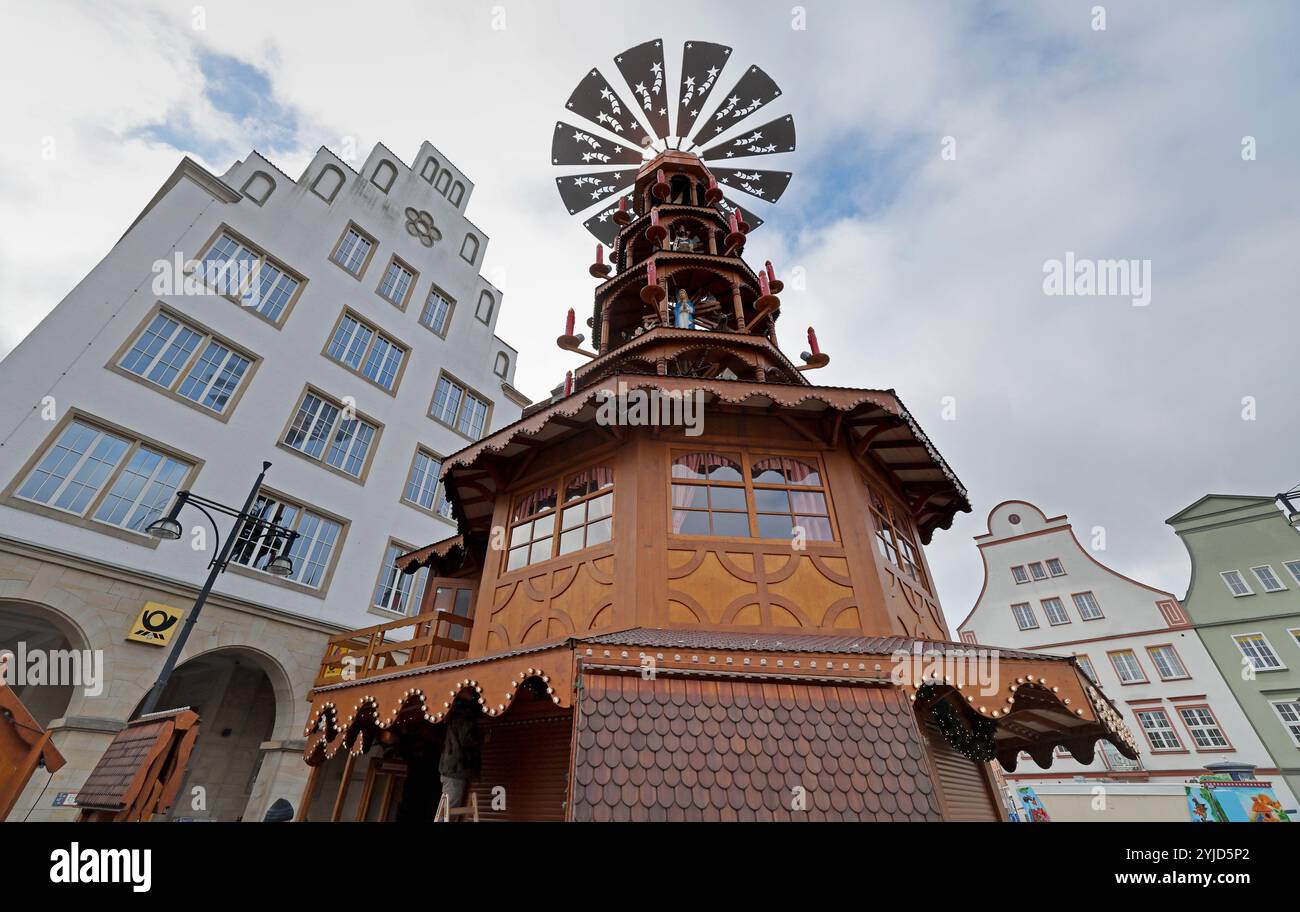 Rostock, Allemagne. 14 novembre 2024. Une pyramide de Noël géante a déjà été érigée sur le Neuer Markt et les stands battent leur plein. Le marché de Noël de Rostock est considéré comme le plus grand du nord de l'Allemagne et ouvre du 25.11. Au 22.12.2024. Crédit : Bernd Wüstneck/dpa/Alamy Live News Banque D'Images