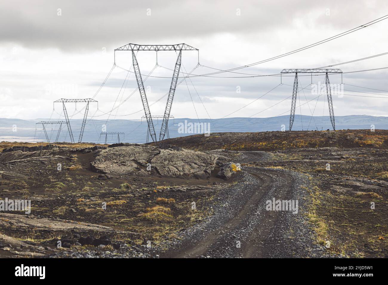 Câbles électriques haute tension sur poteaux, avec un fond de ciel nuageux. Les lignes sont attachées aux poteaux avec isolation en verre. Les lignes sont exécutées Banque D'Images