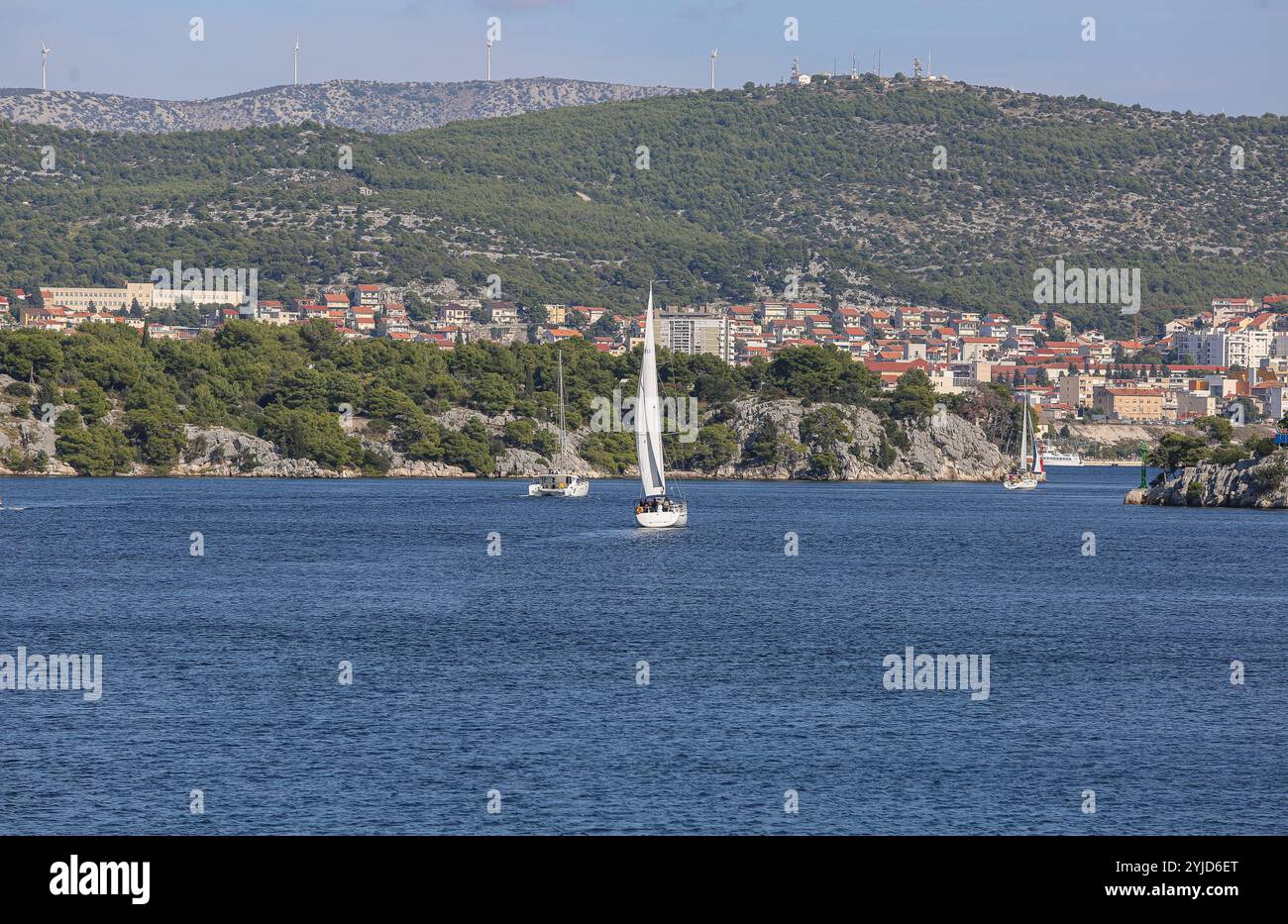 Canal de Sibenik, Croatie : bateau à voile à Kanal Luka u Šibeniku Banque D'Images