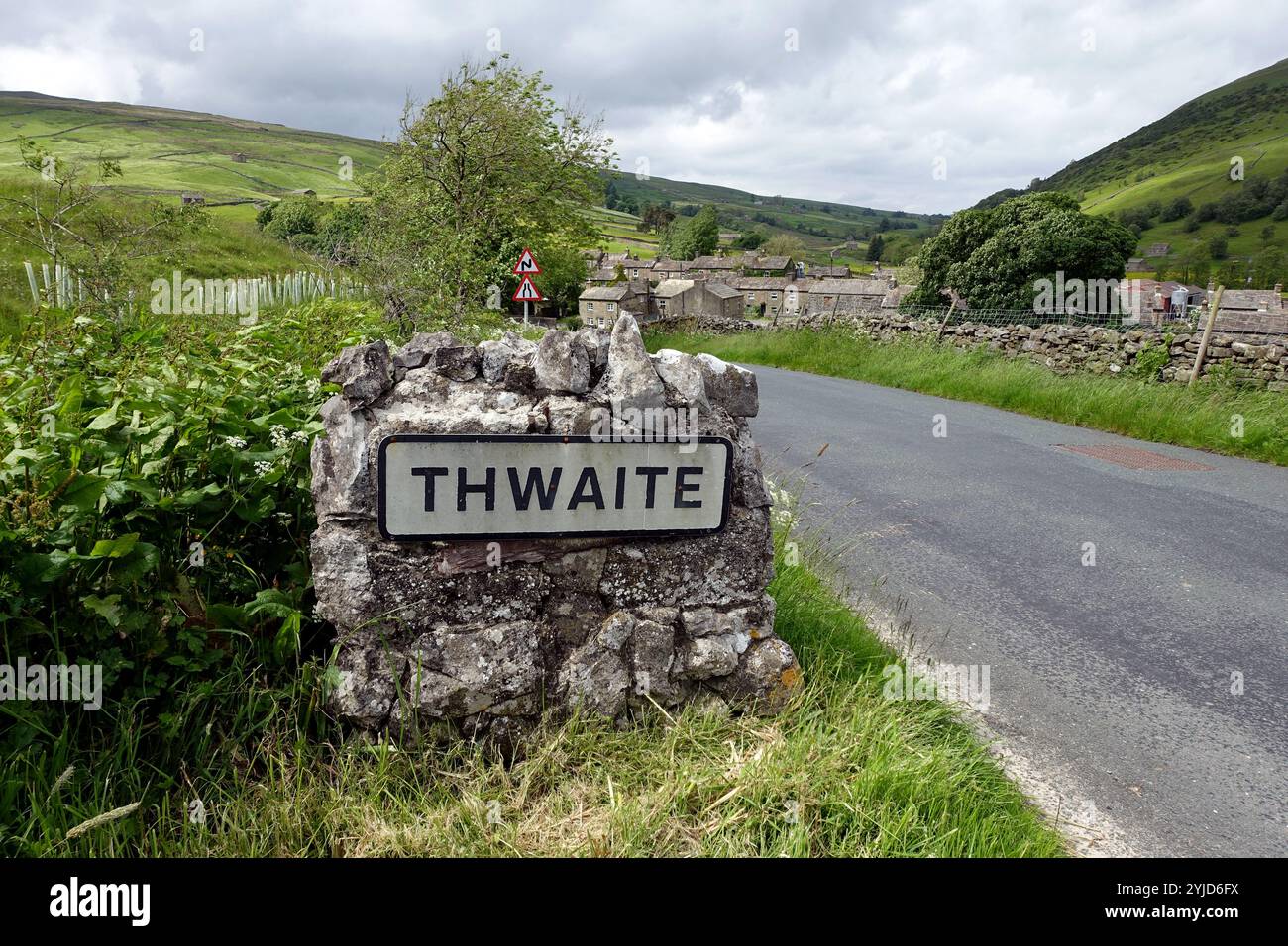 Le panneau routier pour le hameau de Thwaite sur Pennine Way à Swaledale, Yorkshire Dales National Park. Angleterre, Royaume-Uni Banque D'Images