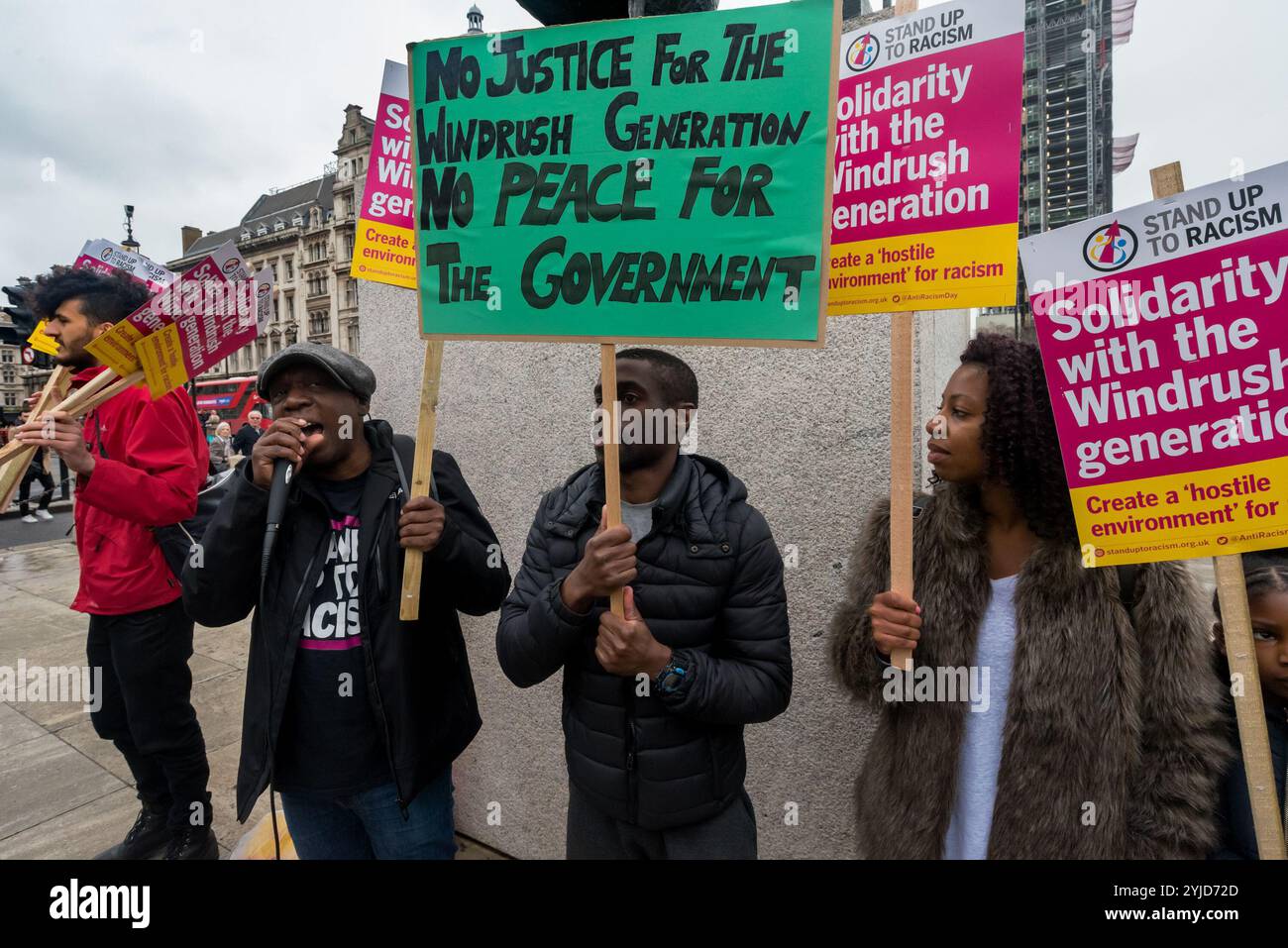 Londres, Royaume-Uni. 28 avril 2018. Les gens se réunissent sur la place du Parlement pour marcher vers le ministère de l'intérieur dans une manifestation appelée par un individu dégoûté par l'incompétence du gouvernement et l'attaque délibérément ciblée contre les immigrants légaux. L'organisatrice Sara Burke a écrit que « le traitement odieux par le gouvernement de ceux de la génération Windrush est un embarras national » et a planifié la marche vers le Home Office pour faire pression sur eux pour qu'ils tiennent leurs promesses à ces gens. En plus de l'organisatrice de l'événement Sara Burke, il y avait aussi des orateurs de Docs Not Cops, Stand Up to Racism, Movement for Justice et The SO Banque D'Images