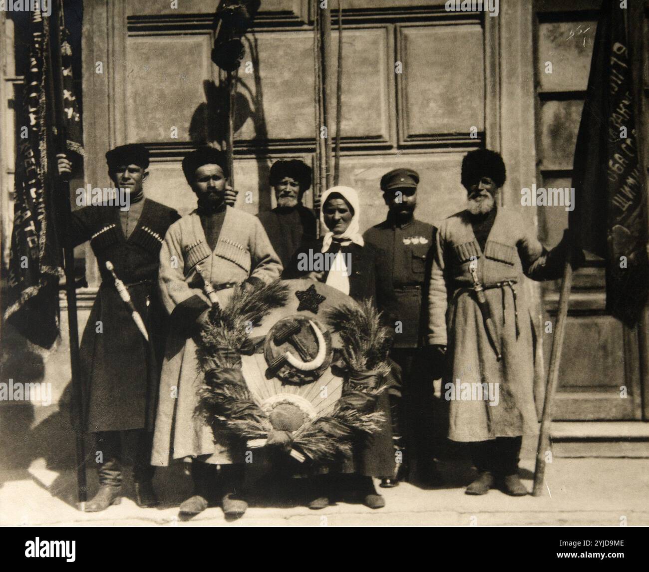 Semyon Budyonny avec la délégation cosaque de Kuban au IIIe Congrès des Soviets. Musée : Archives du film et de la photo russes, Krasnogorsk. Auteur : Pyotr Adolfovich Otsup. Copyright : cette œuvre n'est pas dans le domaine public. Il est de votre responsabilité d'obtenir toutes les autorisations de tiers nécessaires auprès du gestionnaire de droits d'auteur dans votre pays avant la publication. Banque D'Images