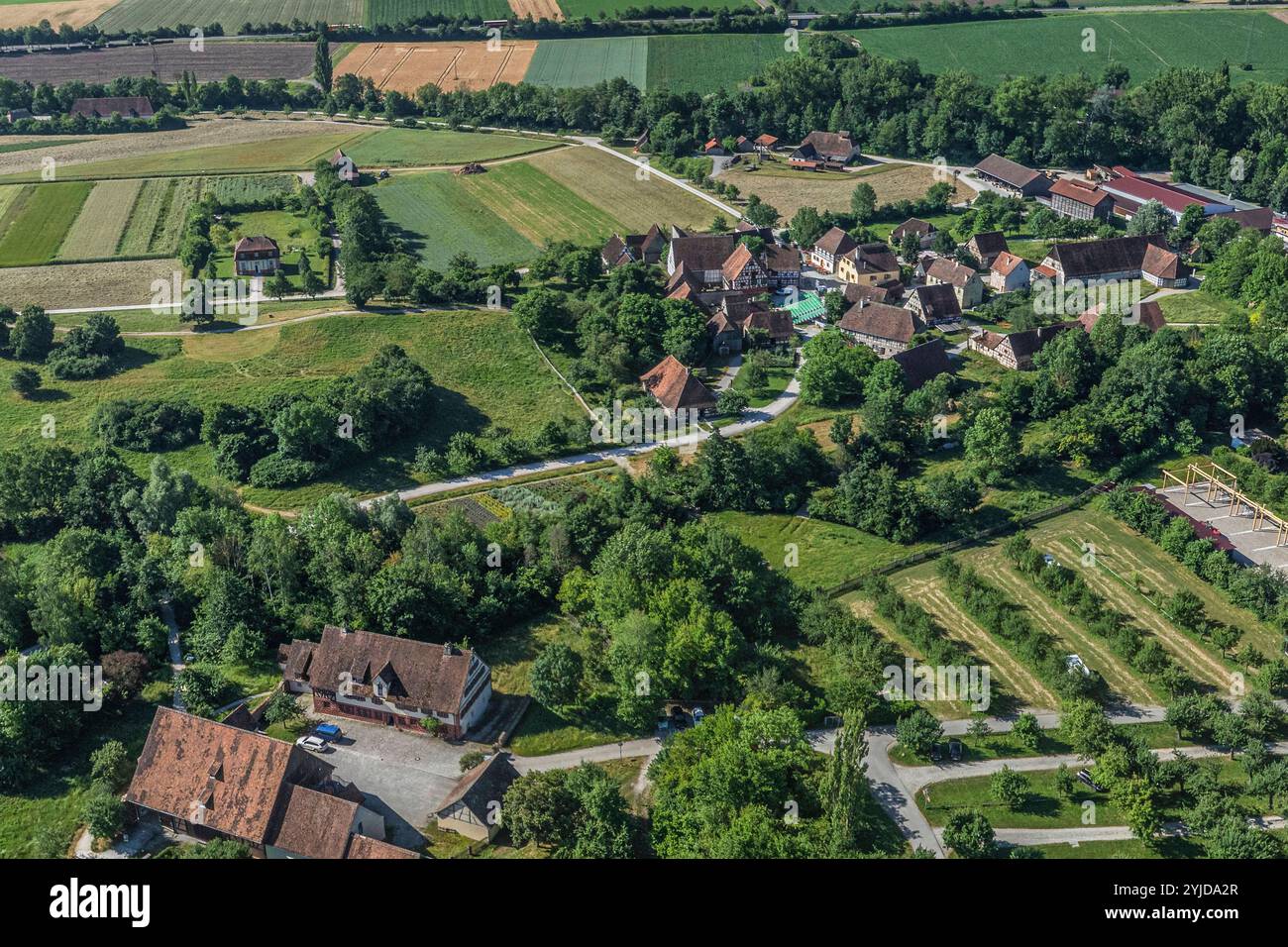 Die mittelfränkische Stadt Bad Windsheim an der Aisch im Luftbild Blick auf den Kurort Bad Windsheim am Naturpark Steigerwald *** vue aérienne du M Banque D'Images