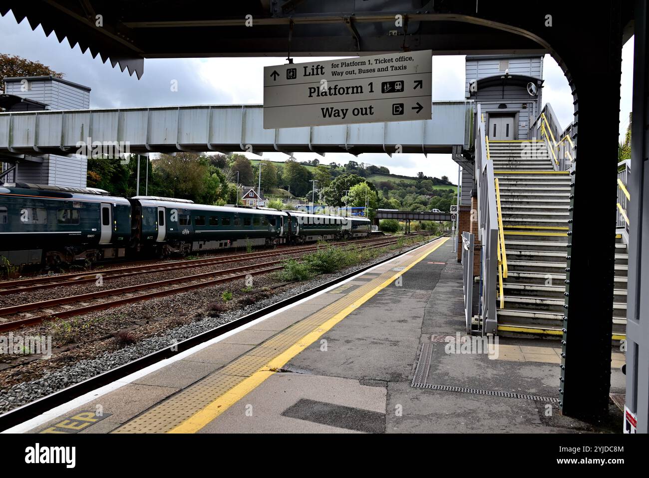 La passerelle à la gare de Totnes, South Devon,. Comme Intercity Express train 2C69, le 0859 Cardiff à Penzance part du quai 1. Banque D'Images