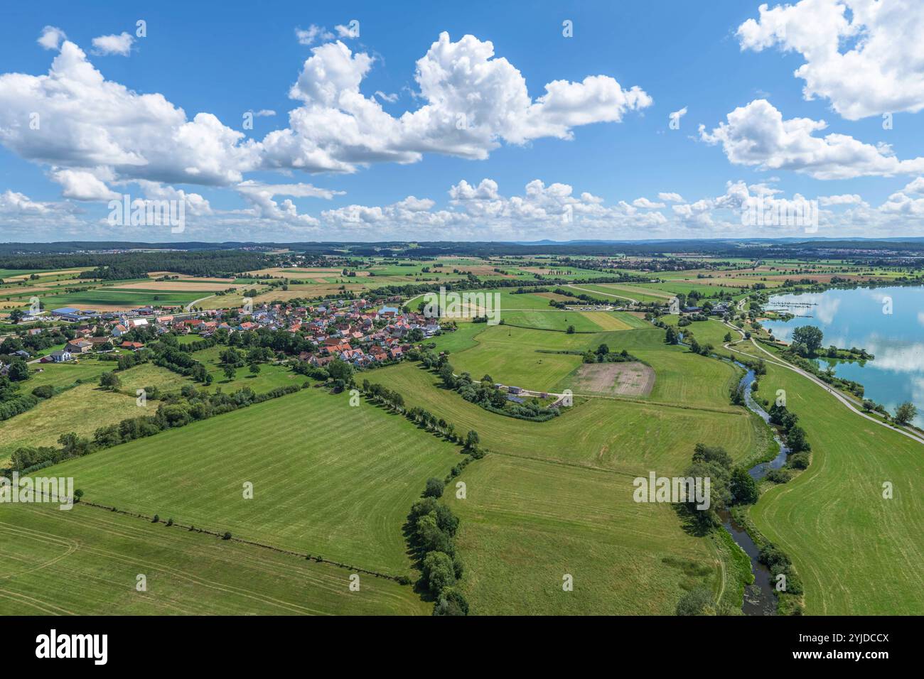 Sommerlicher Ausblick auf den Altmühlsee BEI Muhr am See in Mittelfranken Die Landschaft am Altmühlsee im Fränkischen Seenland rund um d *** Summer vi Banque D'Images