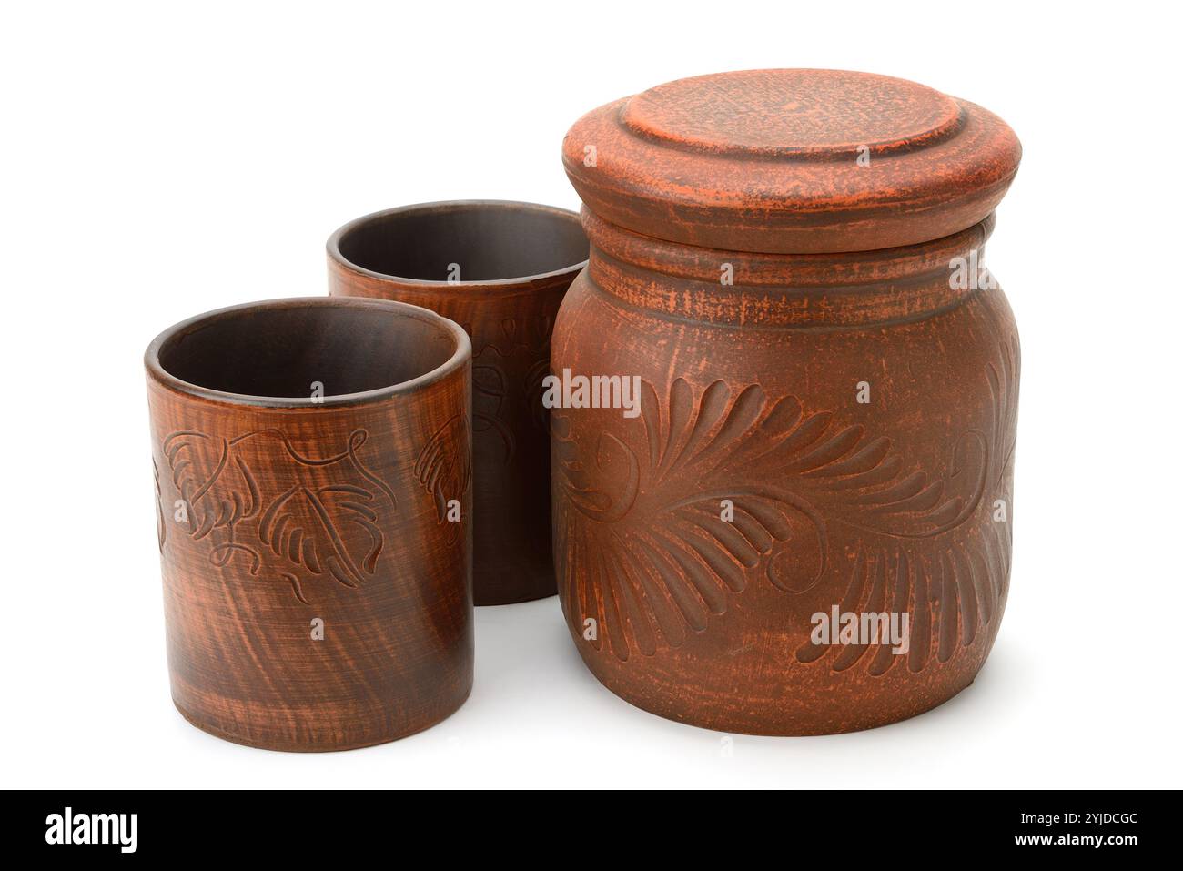 Grand pot en argile et tasses isolés sur fond blanc. Banque D'Images