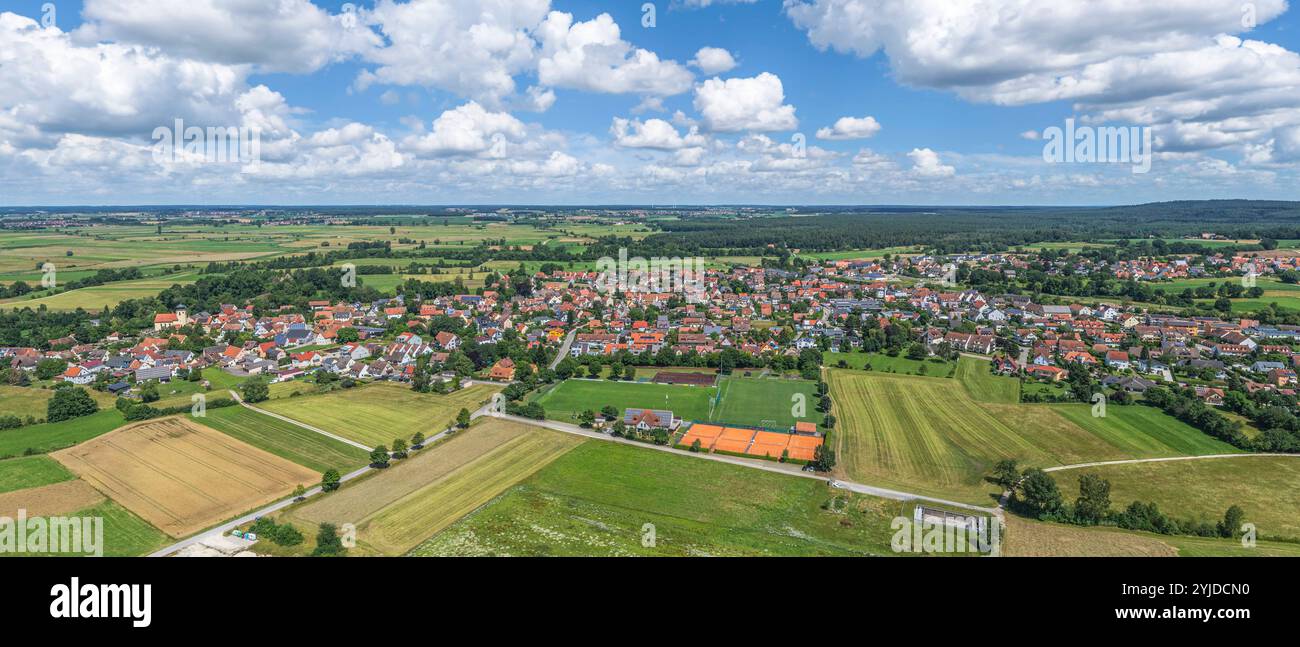 Sommerlicher Ausblick auf den Altmühlsee BEI Muhr am See in Mittelfranken Die Landschaft am Altmühlsee im Fränkischen Seenland rund um d *** Summer vi Banque D'Images