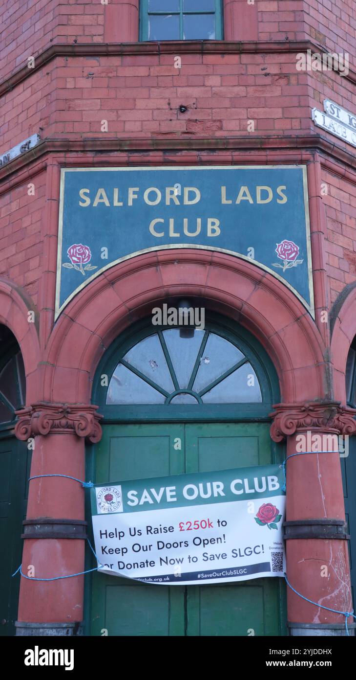 Salford Lads & Girls Club England UK 14 novembre 2024 Salford Lads & Girls Club le lieu est célèbre pour être apparu sur la couverture de l'album de Smith "The Queen Is Dead". Le groupe composé d'Andy Rourke, Morrissey, Johnny Marr et Mike Joyce est une destination pour les fans des Smiths à visiter. Le Salford Lads and Girls Club est un célèbre club de jeunes qui fait face à une crise financière et qui doit récolter 250 000 £ d'ici la fin novembre 2024 pour survivre. Le club a été ouvert en 1904 par Robert Baden-Powell à Ordsall, Salford (c)Ged Noonan/Alamy Banque D'Images