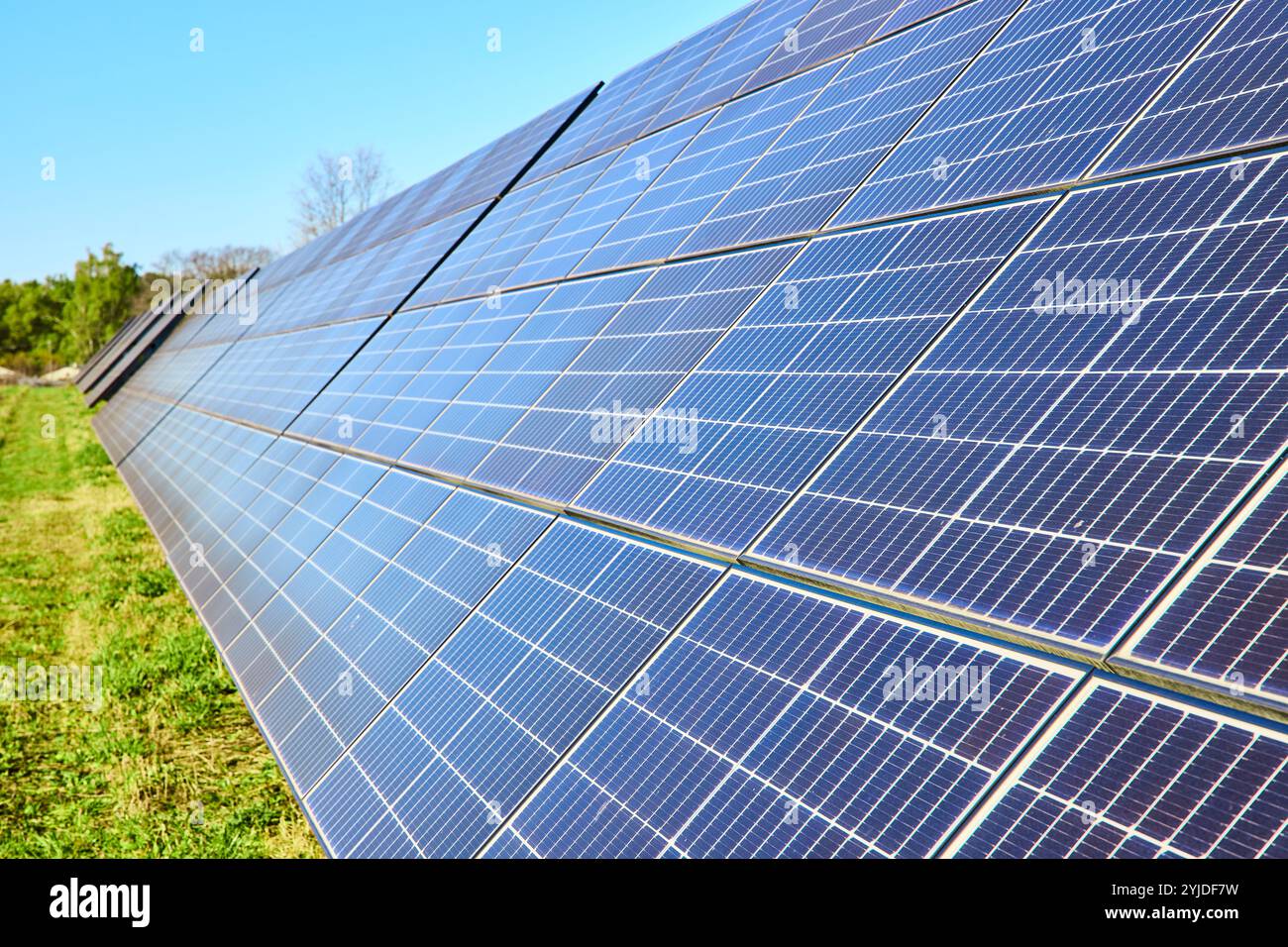 Vaste réseau de panneaux solaires dans l'Indiana rural avec perspective à faible angle Banque D'Images
